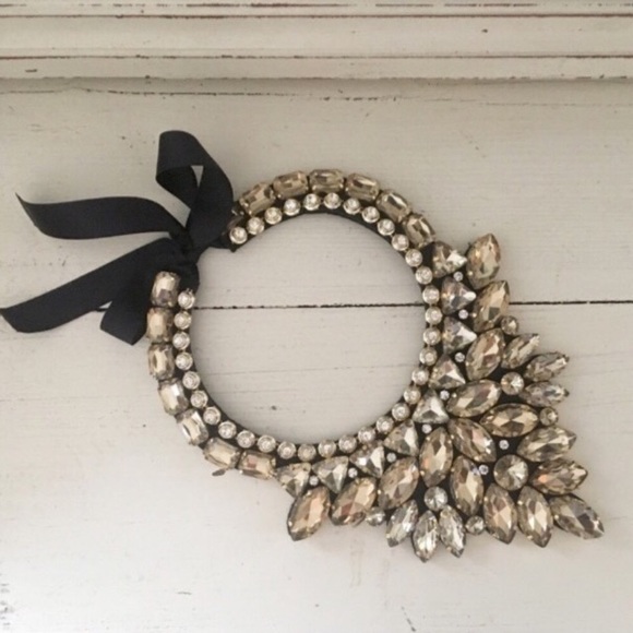 Jewelry - NWT. V-Shaped Champagne Statement Necklace.